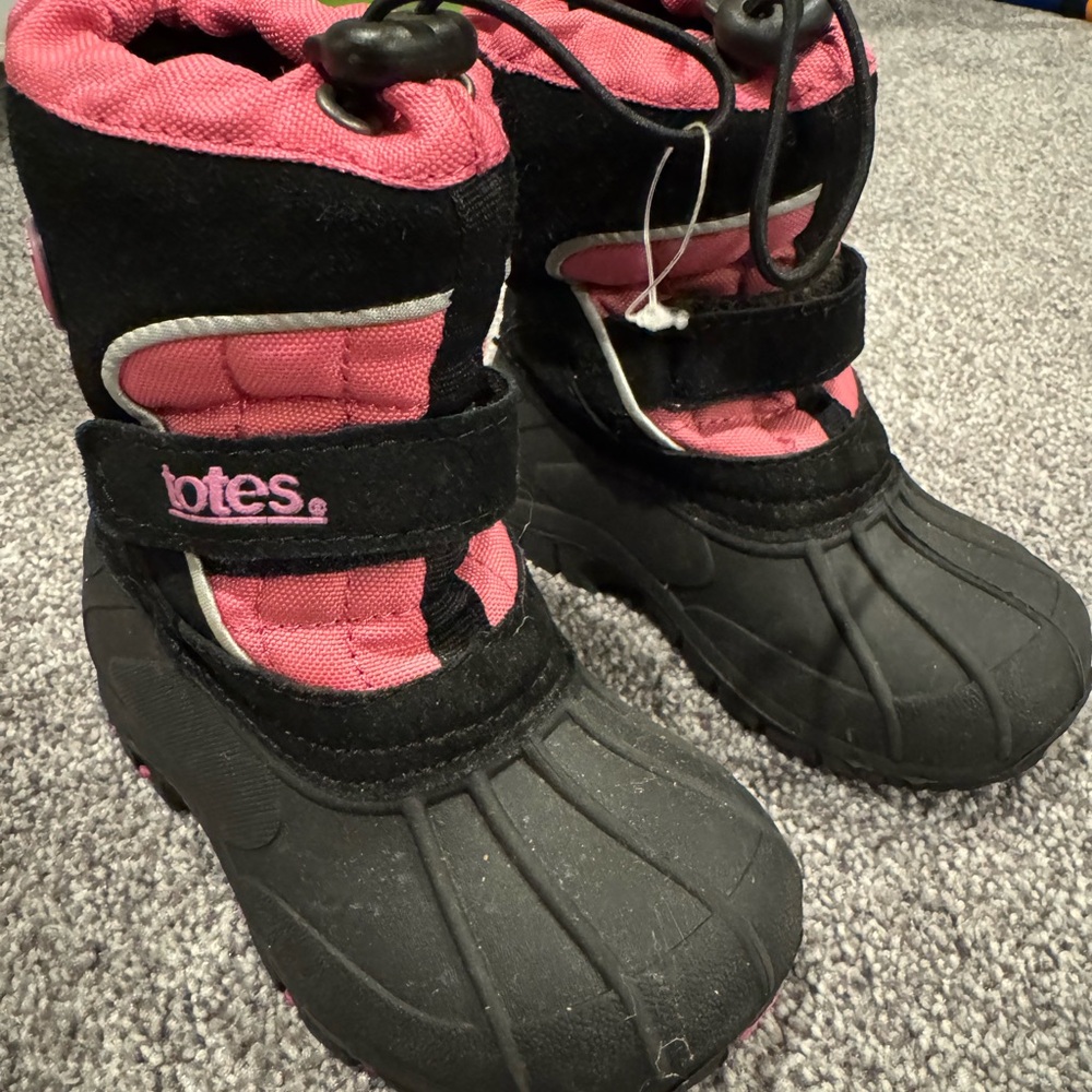 Kids' Black and Pink Snow Boots Totes size 6